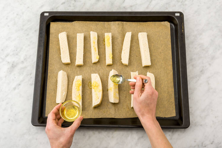 Besprenkel die olie over de ciabatta