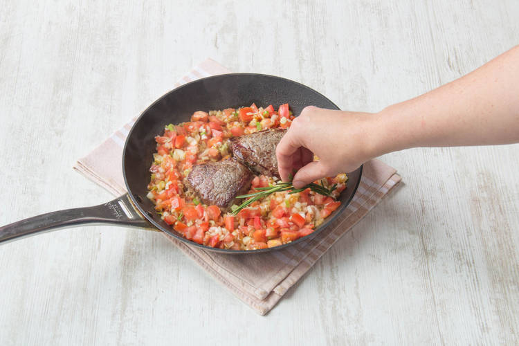 Steaks und Gemüse zubereiten