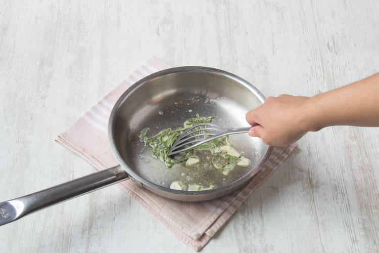 Knoblauch und Salbei anbraten