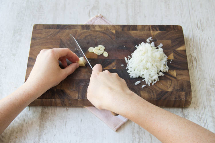 Zwiebel und Knoblauch zubereiten