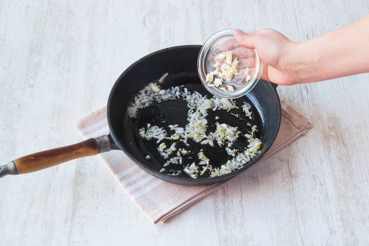 Ingwer und Knoblauch hinzufügen