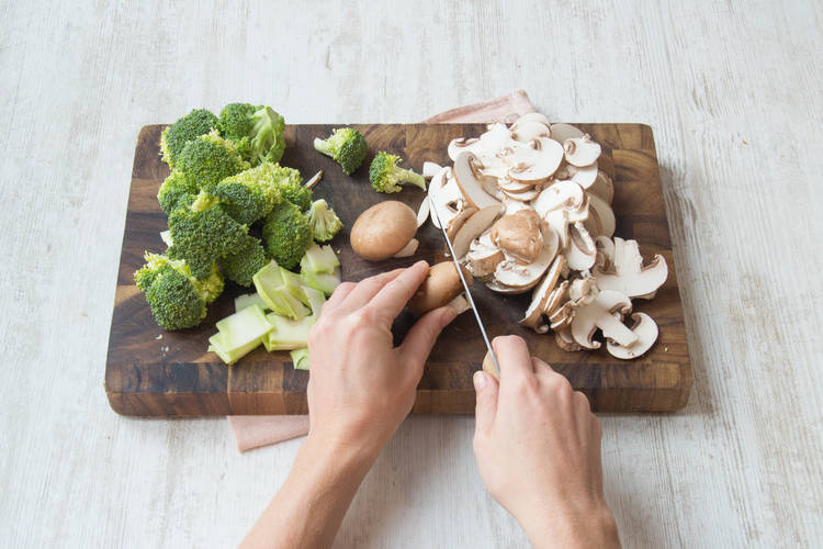 Snijd de champignons in plakken