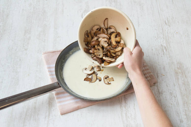 Voeg de champignons bij de saus
