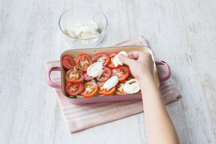 Verdeel de mozzarella over de tomaten