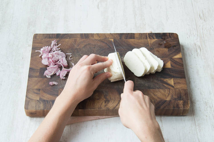 Snijd de halloumi in plakken