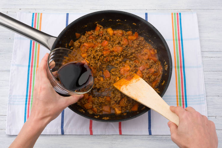 Voeg de balsamicoazijn toe