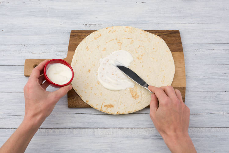 Wraps mit Schmand bestreichen