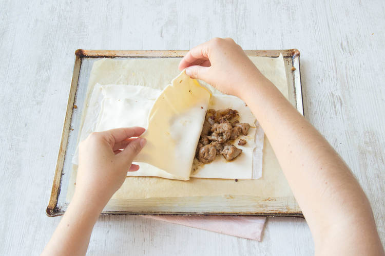 Put the sausage meat in the pastry