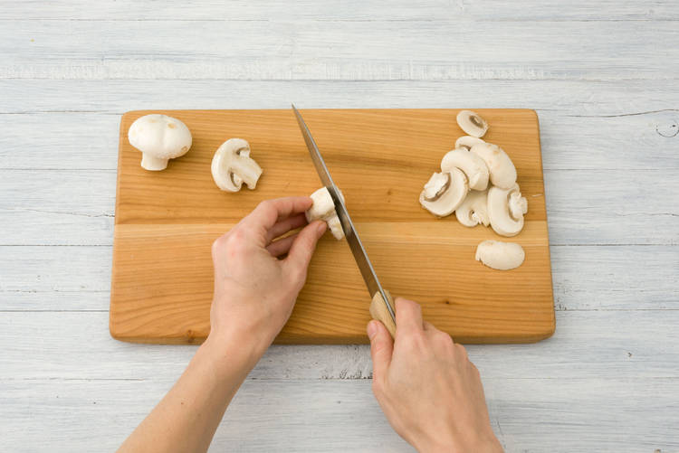 Snijd de champignons in plakken