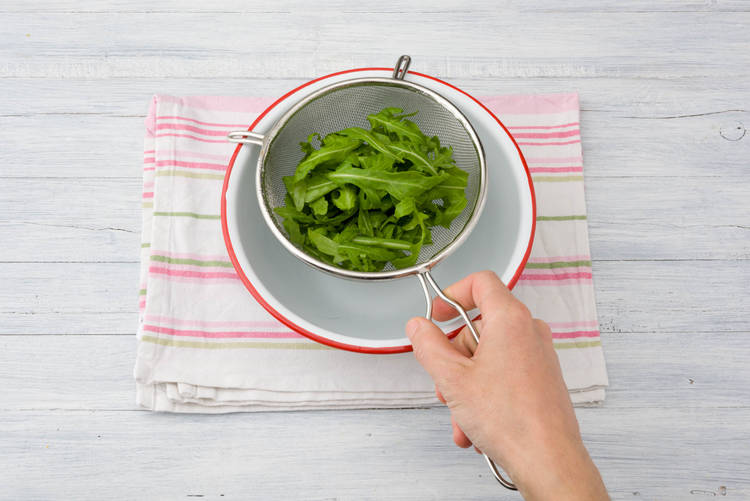Rucola waschen und abtropfen lassen