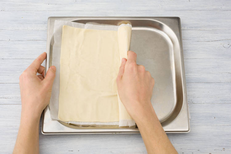 Flammkuchenteig ausrollen