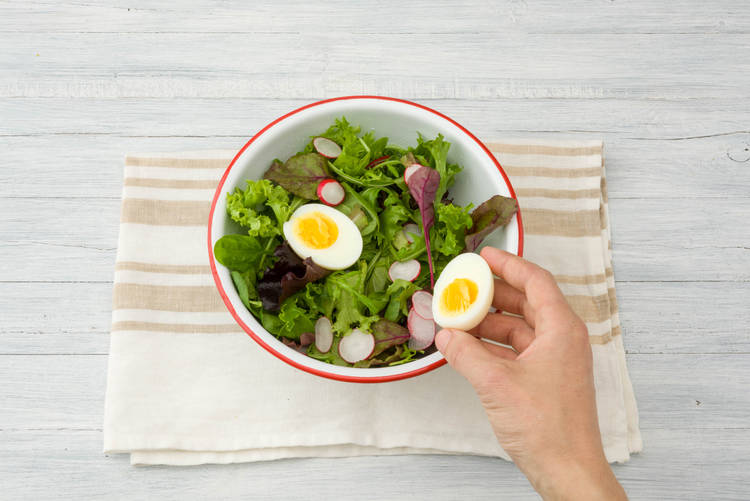 Verdeel het ei over de salade