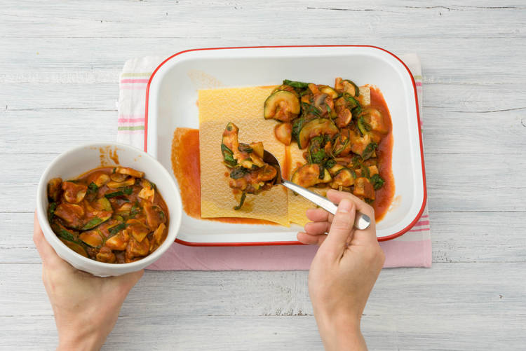 Schenk een dun laagje saus over de lasagnebladen