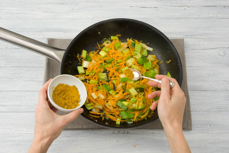 Voeg de currykruiden toe