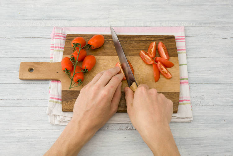 Snijd de tomaten doormidden