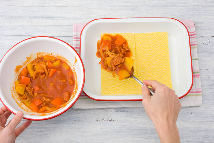 Lasagneblätter bedecken