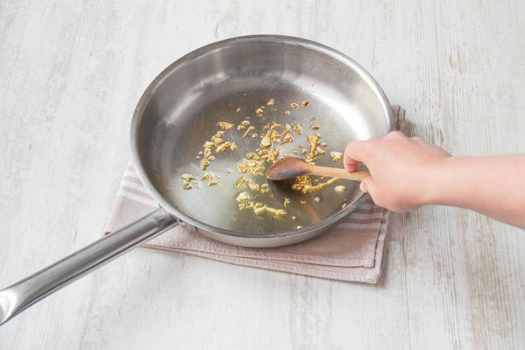 Knoblauch und Ingwer anbraten
