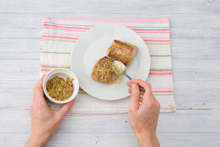 Schweinefilet mit Würz-Senf bestreichen