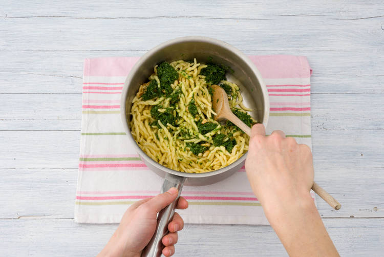Pesto mit Pasta vermischen