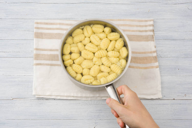 Kook de gnocchi totdat ze boven komen drijven.