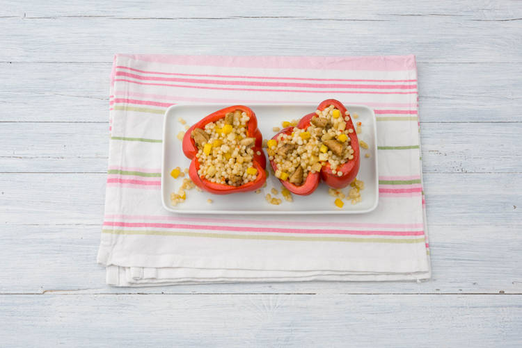 Verdeel de parelcouscous over de paprika.
