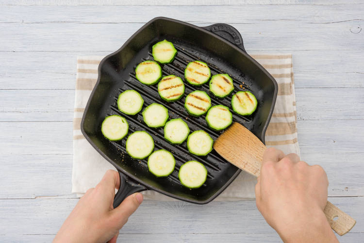 Bak de courgetteplakken aan beide kanten.