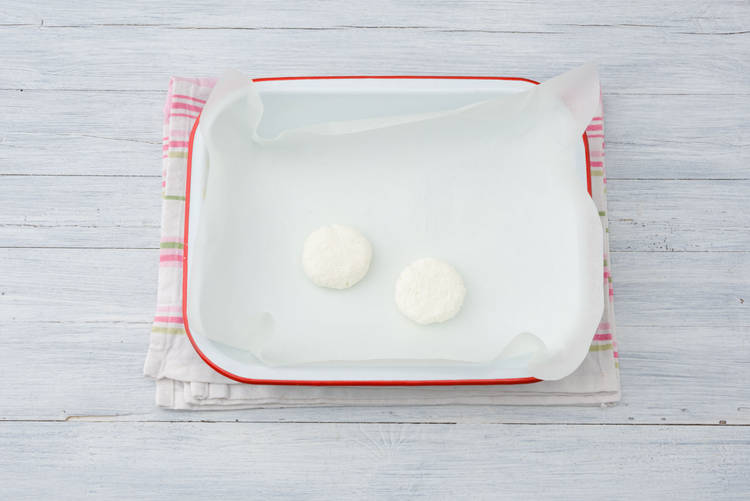 Verwarm de geitenkaasjes in de oven.
