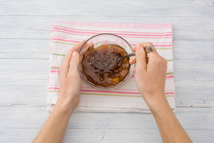 Maak de Oosterse saus.