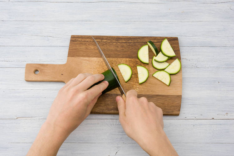 Snijd de courgette in dunne plakken.