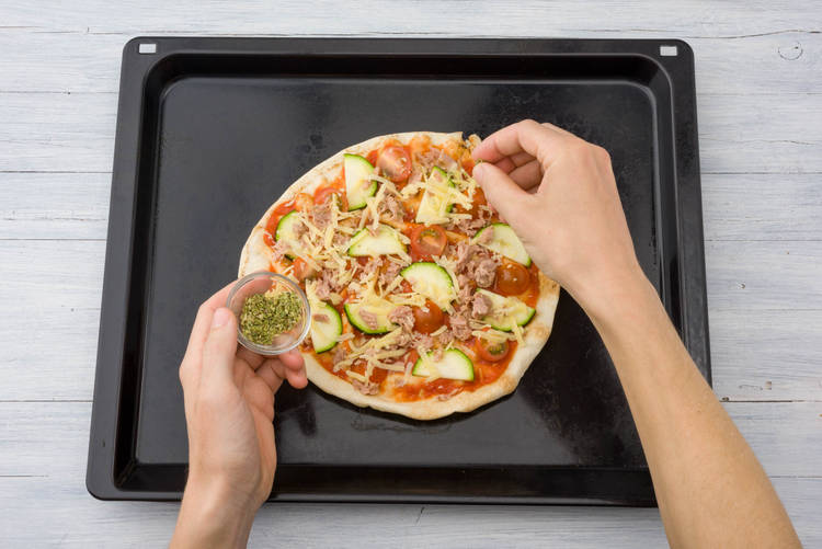 Bestrooi de platbroden met oregano.