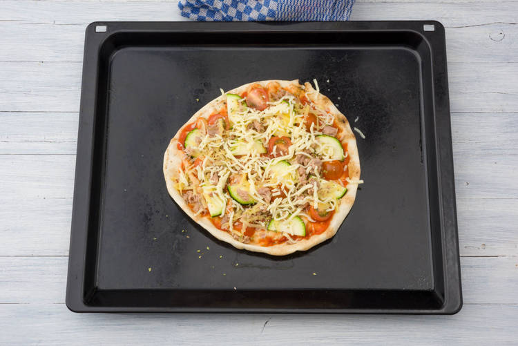Verdeel de platbroodpizza's over de borden.