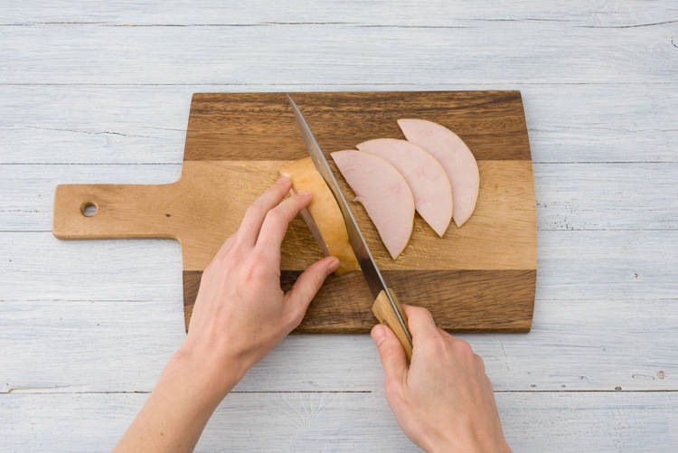 Snijd de gerookte kipfilet in plakken.