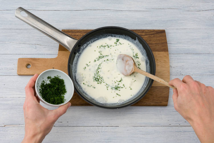 Breng de yoghurt met de mosterd zachtjes aan de kook.