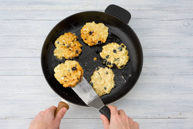 Bak de pannenkoekjes aan beide kanten goudbruin.