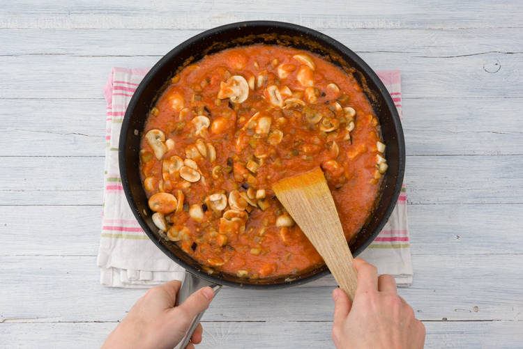 Verhit de tomatenpassata.