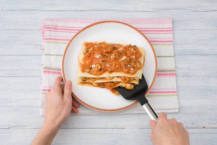 Verdeel de lasagne over de borden.