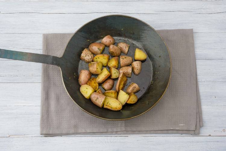 Bak de aardappelen.