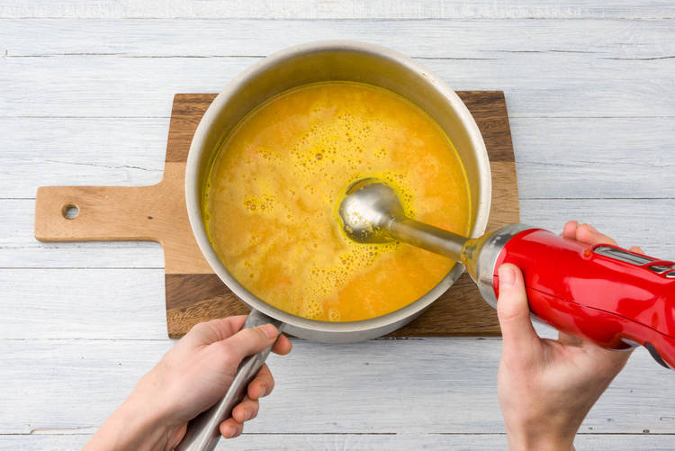 Karotten-Suppe pürieren
