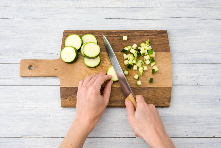 Snijd de courgette in blokjes.