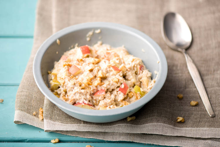 Verdeel de overnight oats over de kommen.