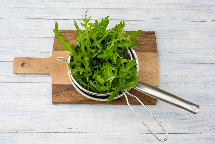 Rucola waschen