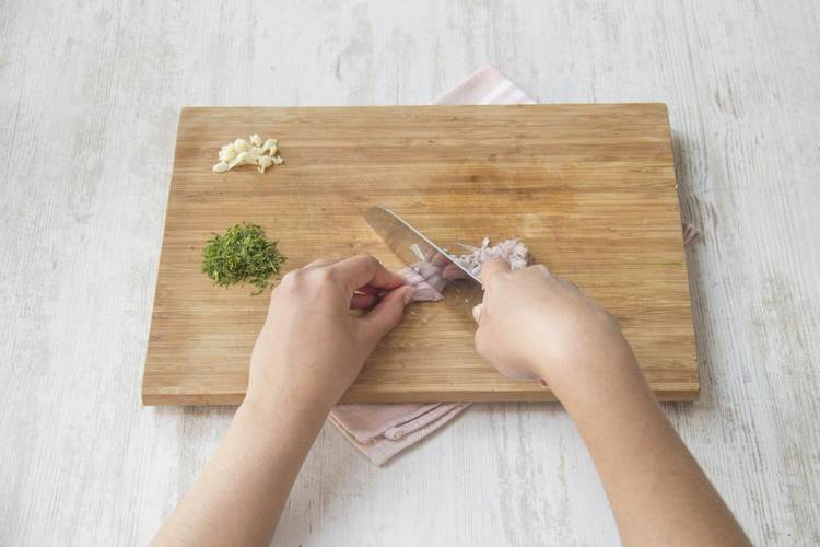 Prepare garlic, dill and shallot