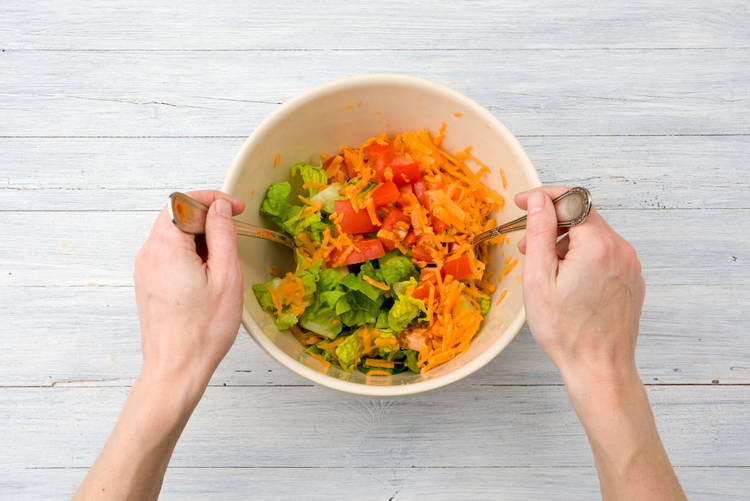 Prepare the salad