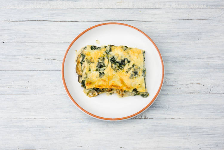 Verdeel de lasagne over de borden.
