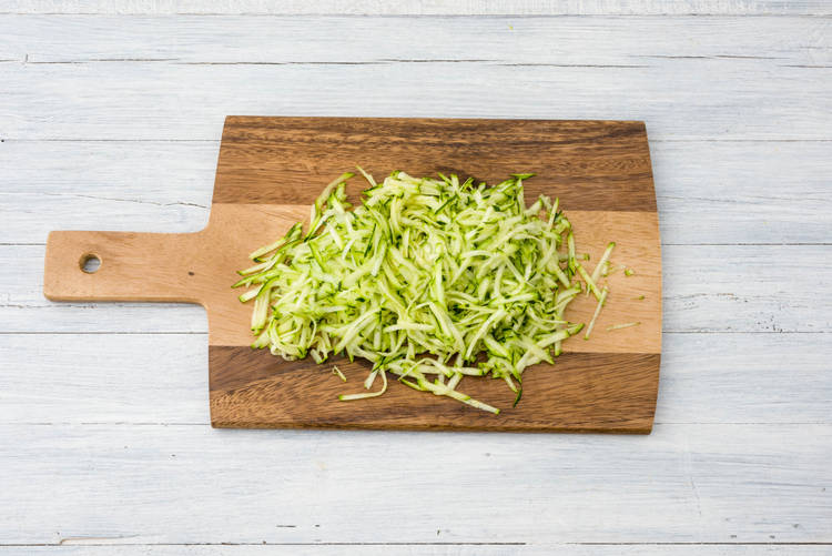 Snijd de courgette klein.