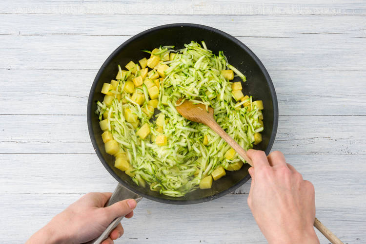 Bak de aardappelen en courgette.