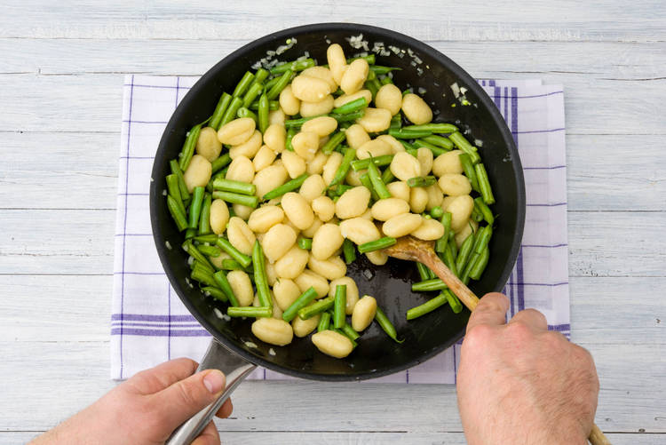 Bak de gnocchi 3 minuten mee.