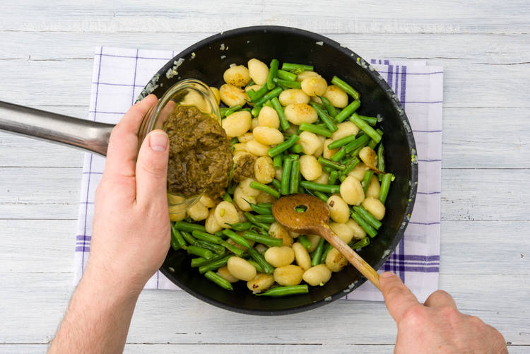 Voeg de pesto toe.