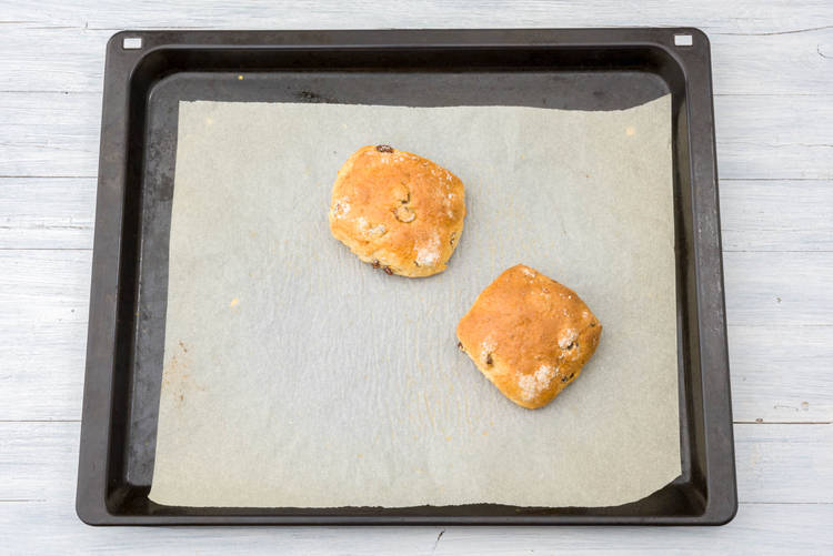 Bak de broodjes in de oven.