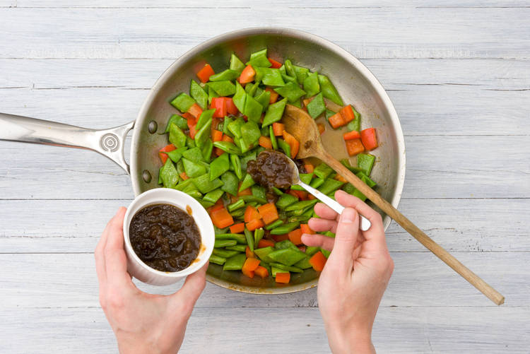 Voeg de helft van de uienchutney toe.